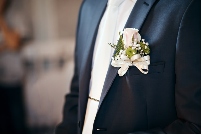 Boutonniere - Die Ansteckblume für den Bräutigam auf der Hochzeit Bild 2