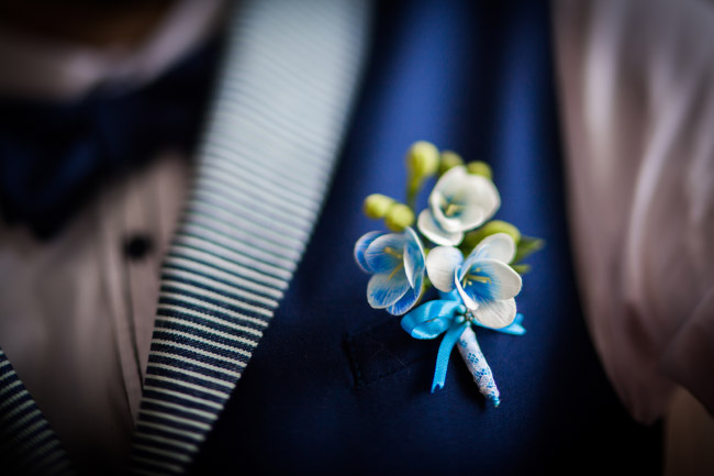 Boutonniere - Die Ansteckblume für den Bräutigam auf der Hochzeit Bild 1
