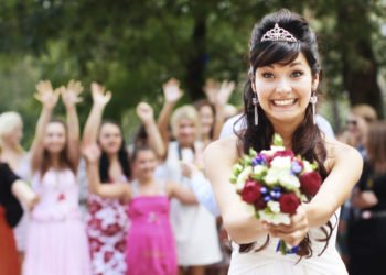 Brautstrauß werfen am Tag der Hochzeit