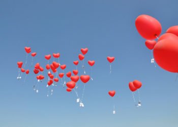 Ballons steigen lassen zur Hochzeit