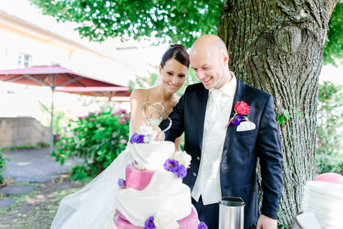 Brautpaar schneidet Hochzeitstorte an