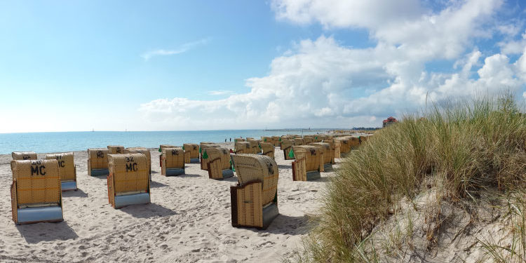 Eine frische Briese an der See nach der Hochzeit