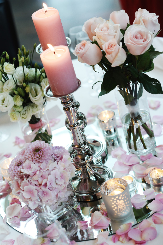 Tischdekoration mit Blumen auf unserer Hochzeit Bild 2