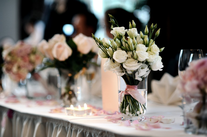 Tischdekoration mit Blumen auf unserer Hochzeit Bild 3