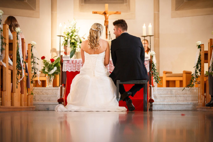 Brautpaar sitzt in der Kirche