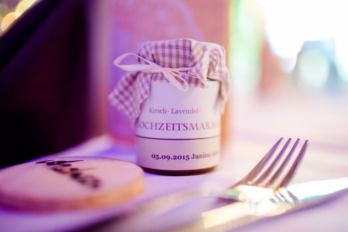 Selbst gemachte Marmelade als Gastgeschenk zur Hochzeit