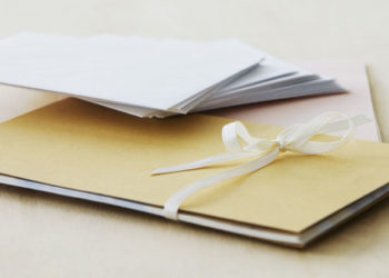 Die Hochzeit beginnt bei der Einladungskarte