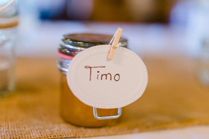 Marmelade in einem kleinen Glas und Namensschild bei der Hochzeit