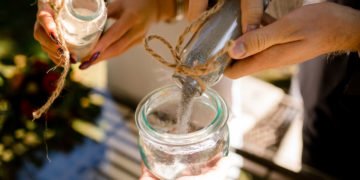 Eine freie Trauung mit Sandzeremonie im Herbst