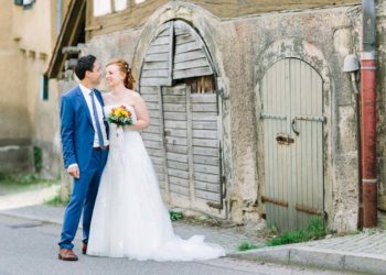 Eine sonnengelbe Hochzeit im Kristall-Saal vom Schloss Mühlhausen
