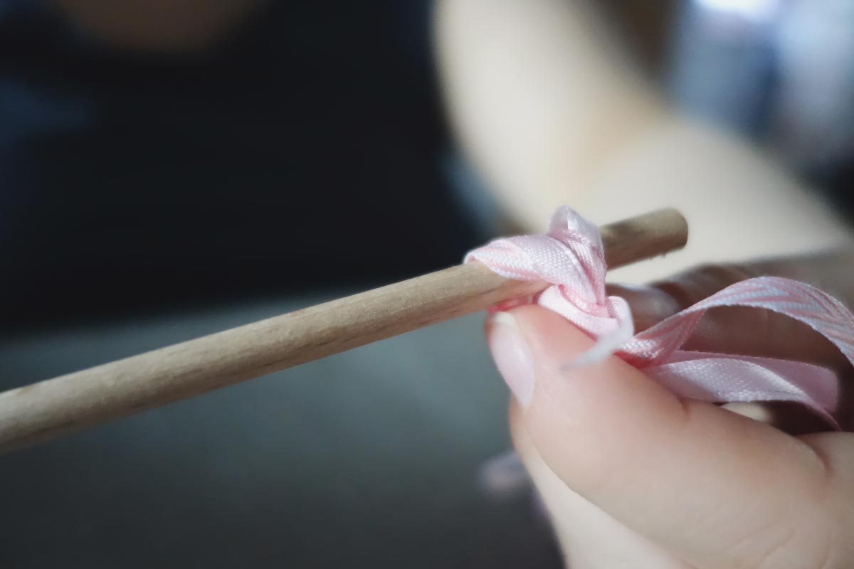 Satinbänder am Stab des Wedding Wands befestigen