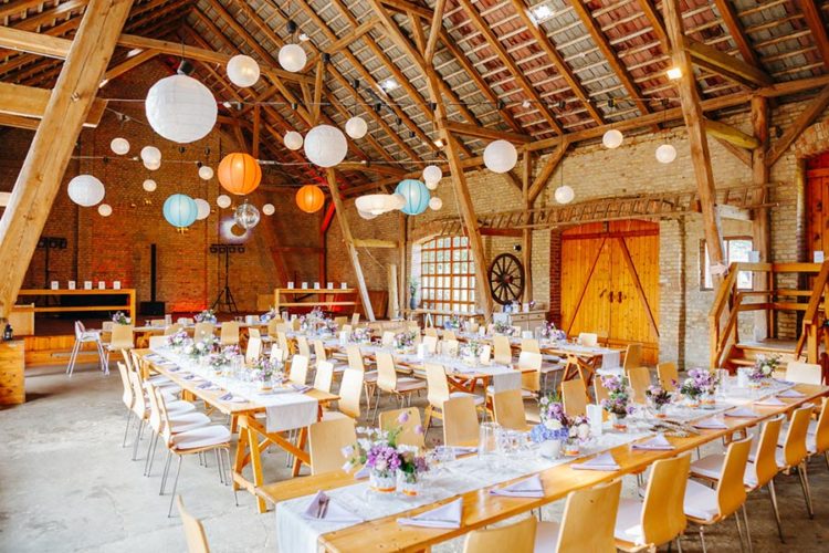 Die Landhochzeit in der Scheune mit Häschen und Hühnern
