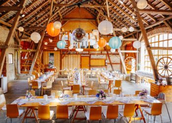 Die Landhochzeit in der Scheune mit Häschen und Hühnern