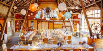 Die Landhochzeit in der Scheune mit Häschen und Hühnern