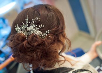 Haarschmuck für die Braut am Tag der Hochzeit