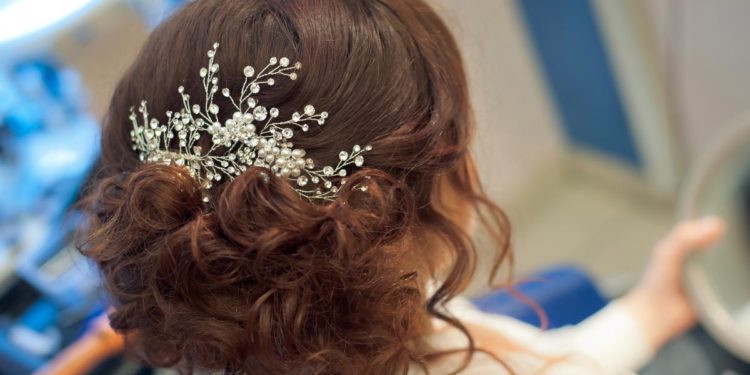 Haarschmuck für die Braut am Tag der Hochzeit