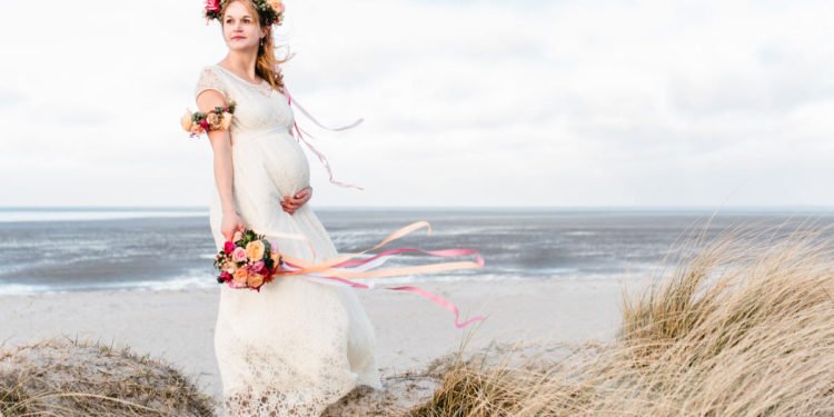 Heiraten mit Babybauch in einem hübschen Brautkleid von Labude