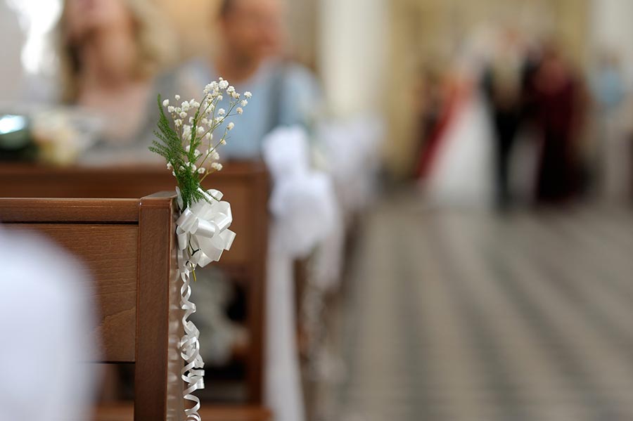 Kirchenbank Deko mit Schleierkraut und Schleife