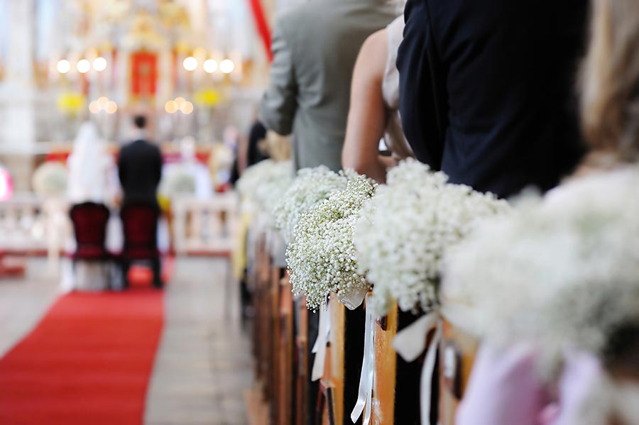 Kirchenbank Deko zur Hochzeit mit Schleierkraut