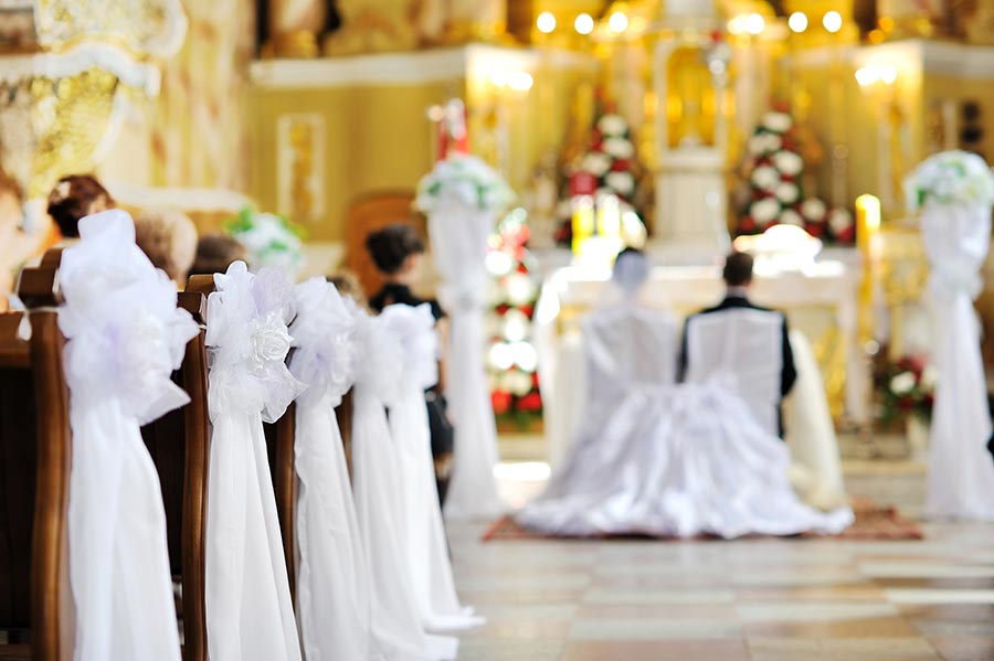 Kirchenbank Deko zur Hochzeit mit Schleifen