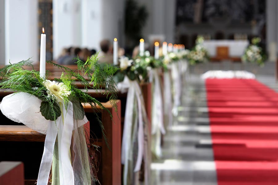 Kirchenbank Deko mit Tanne und Kerze