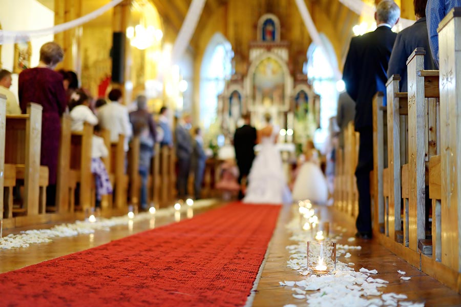 Kirchenbank Deko zur Hochzeit mit Teelichtern