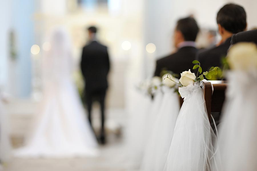 Kirchenbank Deko zur Hochzeit mit Schleife und Rose