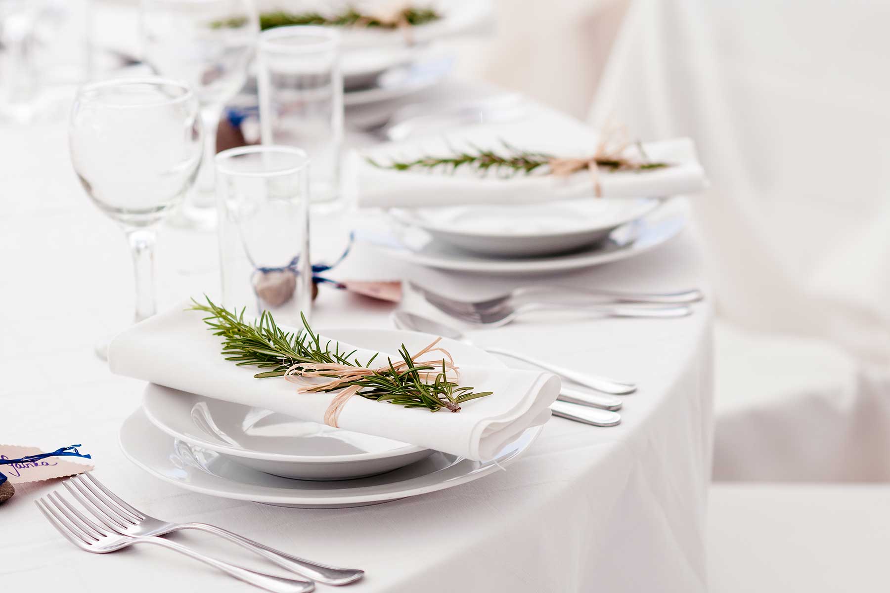 Gedeckter Tisch als Bestandteil der Tischdeko bei der Hochzeit