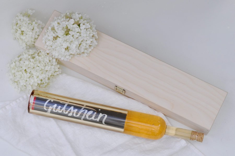 Geldgeschenke-Flasche mit Gravur Hohlraum als Geschenk für das Brautpaar zur Hochzeit Geldgeschenke-Flasche mit Gravur Hohlraum als Geschenk für das Brautpaar zur Hochzeit