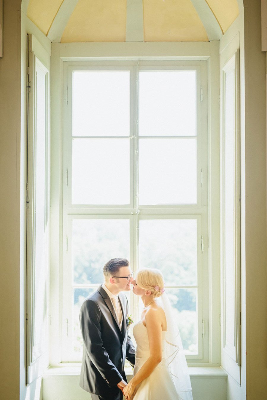 Braut und Bräutigam stehen am Fenster