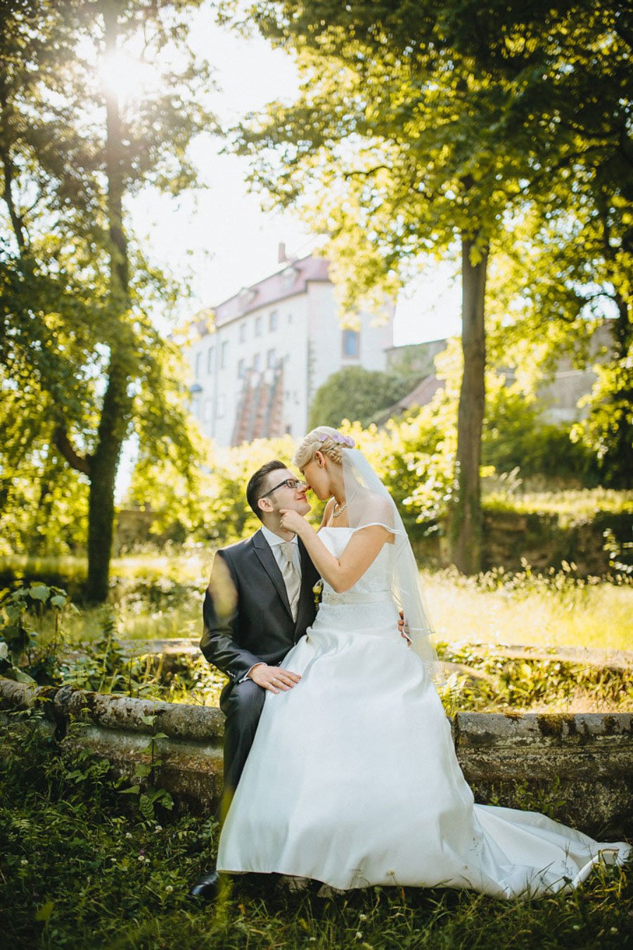 Braut und Bräutigam mit Schloss Wolkenburg im Hintergrund