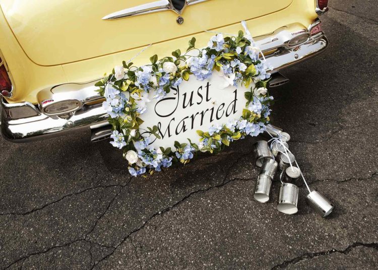 Autofahnen, Schilder und Dosen als Autoschmuck zur Hochzeit