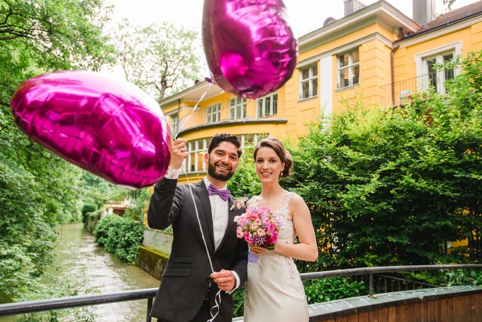 Die standesamtliche Hochzeit von Anna & Daniel in München - Foto vom Brautpaar mit Ballons