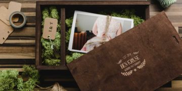 Der besondere Moment, bei dem das Brautpaar ihre Hochzeitsfotos bekommt