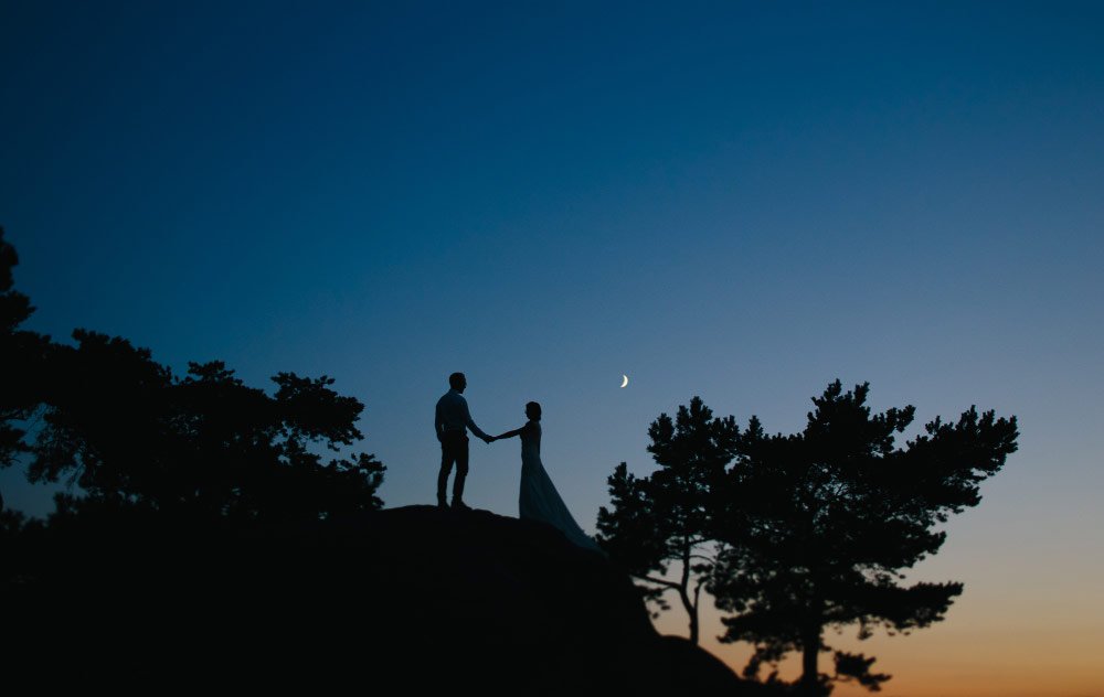 Silhouetten von Braut und Bräutigam in der Nacht
