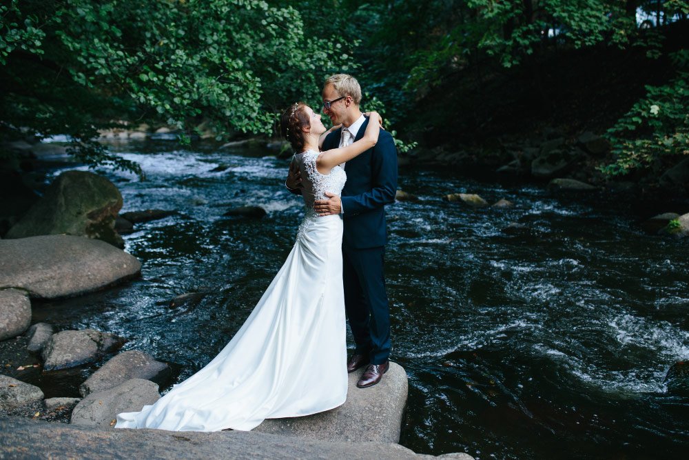 Braut und Bräutigam an einem Fluss