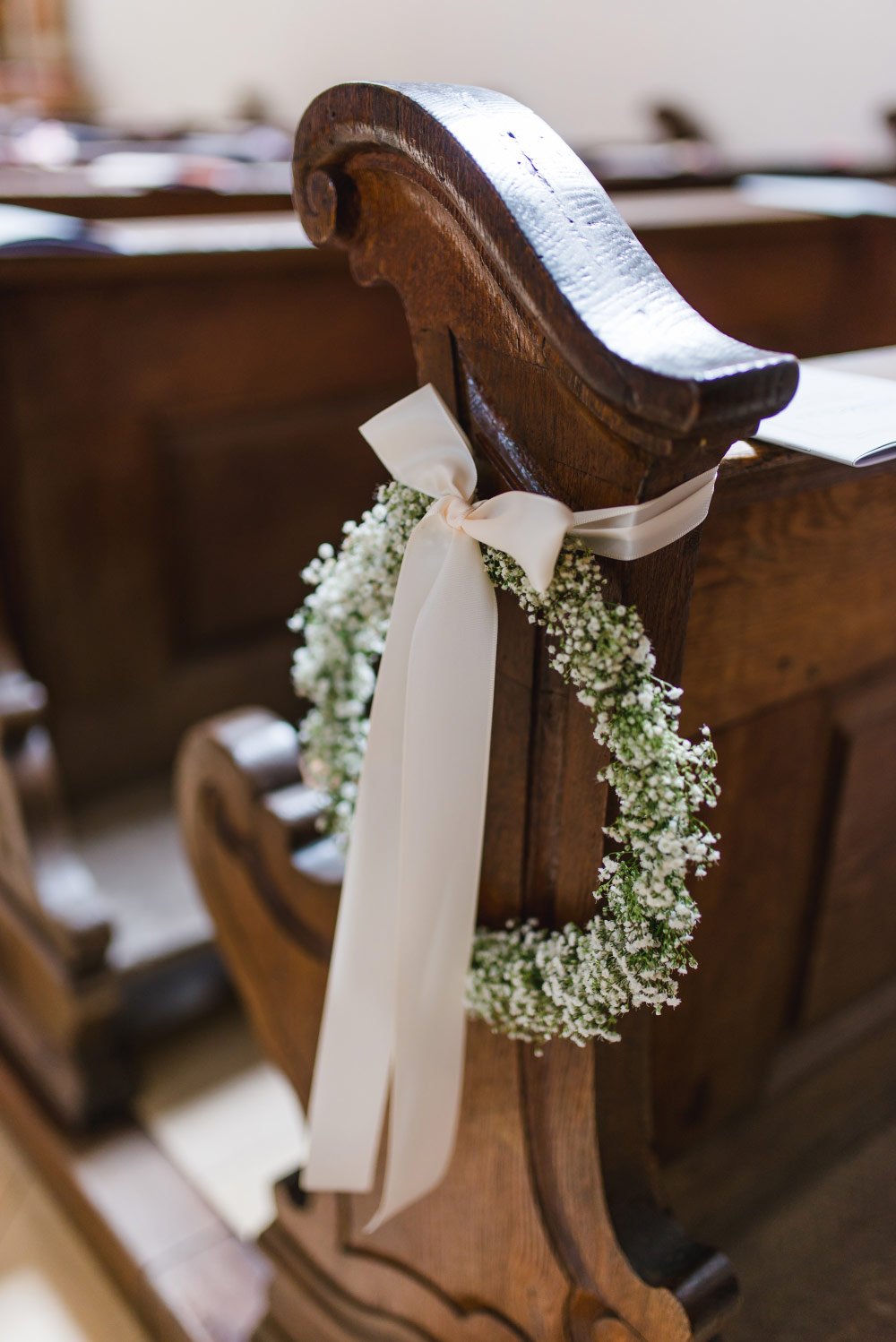 Blumenkranz für Dekoration der Kirchenbank