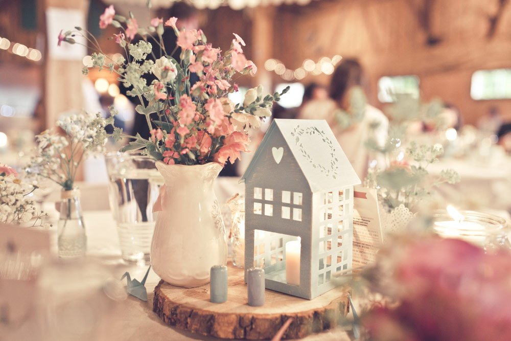 Tischdeko mit Baumscheiben – Vintage in Pastelltönen: Die Hochzeit von Jennifer & Philipp