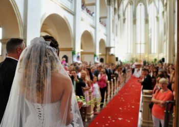 Vorschläge für Lieder für den Einzug in die Kirche und Gang zum Altar