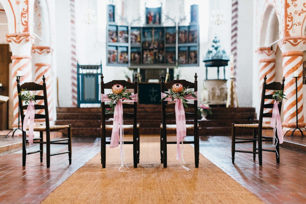 Dekorierte Brautpaar Stühle in der Kirche