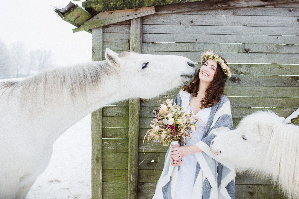 Brautfotoshooting im Schnee mit Pferden