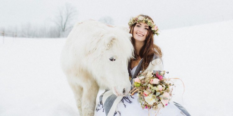 Ein Brautfotoshooting im Schnee mit Pferden