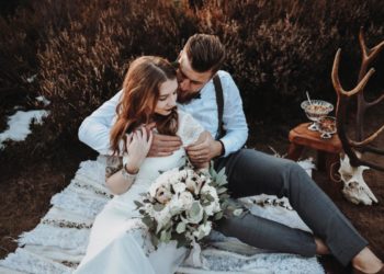 Boho-Liebe: Tattoos, Vollbart, natürlich, frei & wild