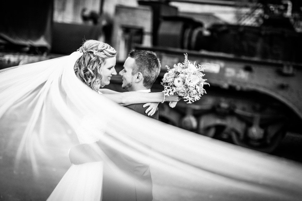 Braut und Bräutigam beim Paar-Fotoshooting in der Henrichshütte Hattingen