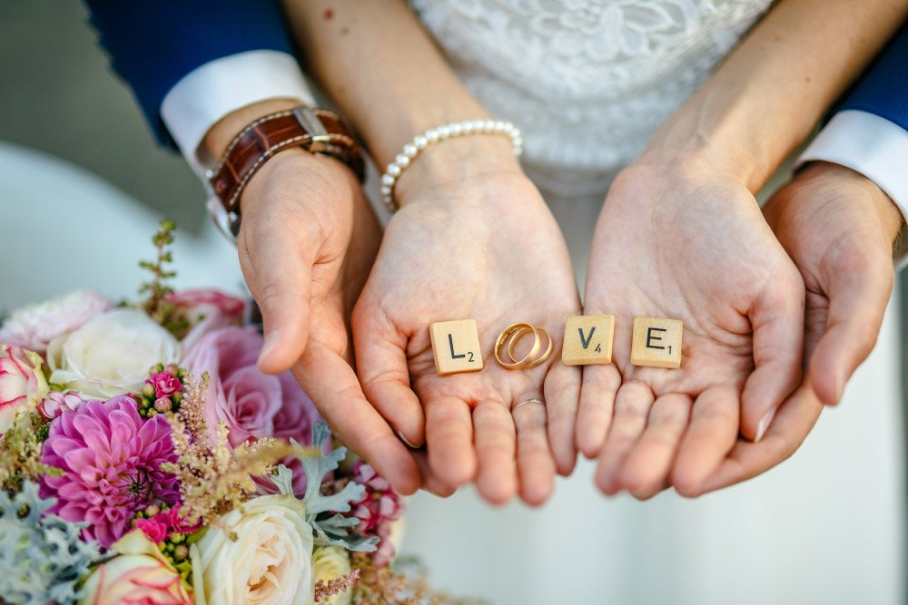 LOVE Buchstaben mit den Eheringen