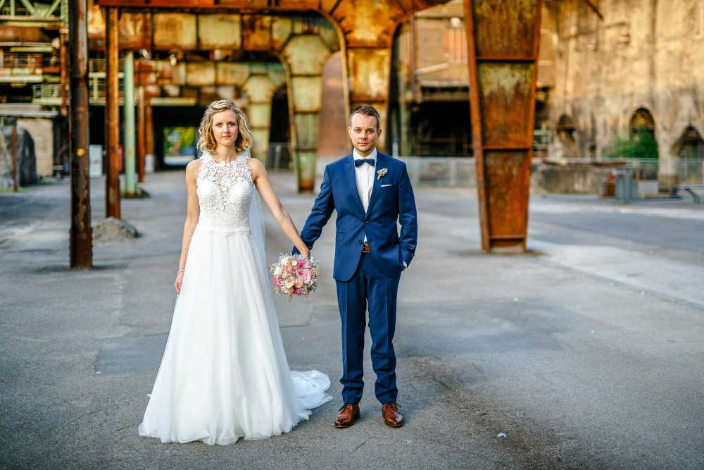 Braut und Bräutigam beim Paar-Fotoshooting in der Henrichshütte Hattingen