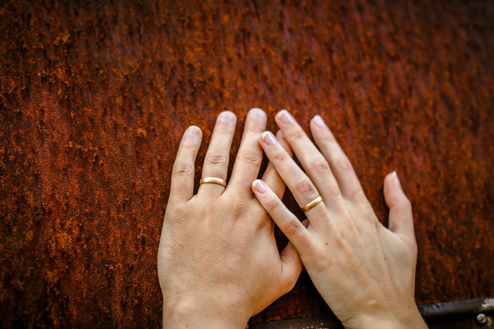 Hände des Brautpaars mit Eheringe