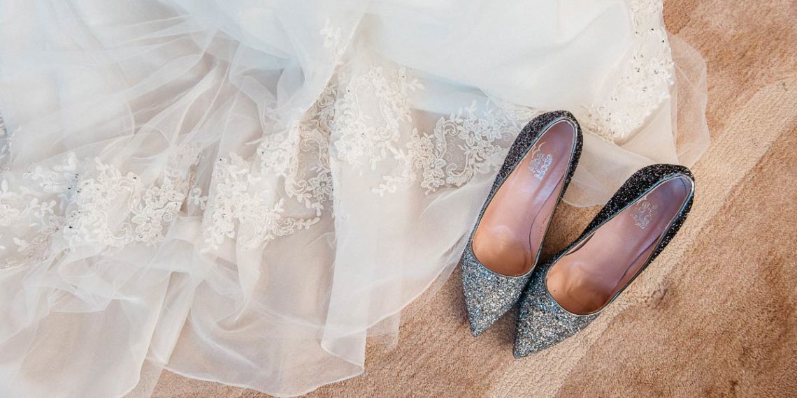 Farbige Brautschuhe in hoch und flach für den Tag der Hochzeit