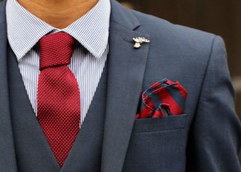 Herrenschmuck für den Bräutigam am Tag der Hochzeit