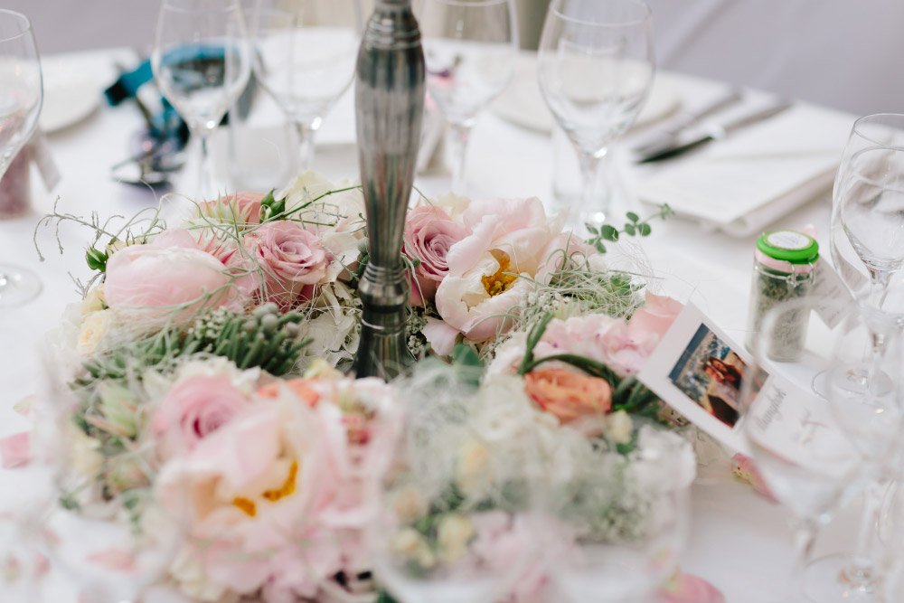 Blumenkranz als Tischdeko bei der Hochzeit